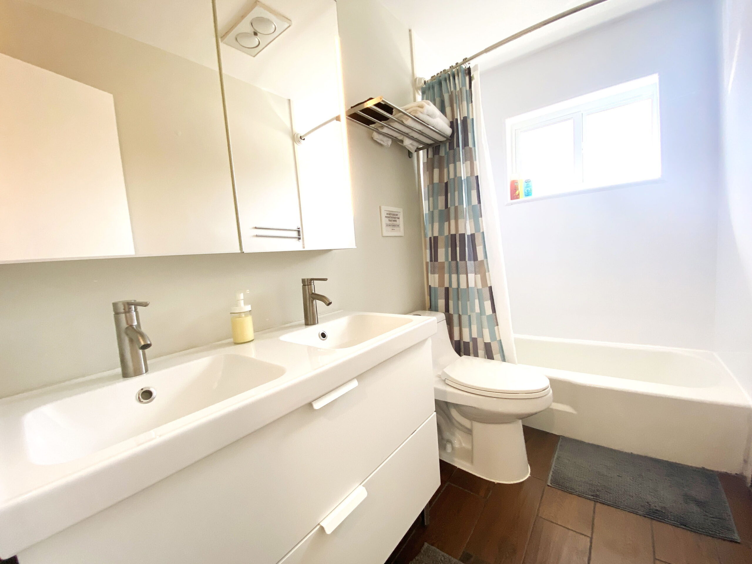 Master bathroom with double vanity and bathtub at Tarpon Harbor 1